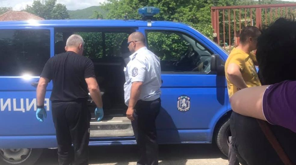 Кървава баня в Сливенско: Мъж простреля жена си и съсед, а после... (СНИМКИ 18+) 