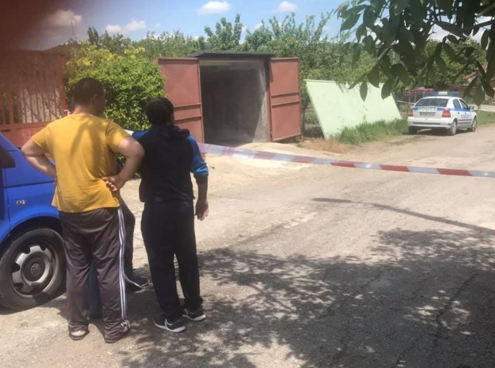 Кървава баня в Сливенско: Мъж простреля жена си и съсед, а после... (СНИМКИ 18+) 