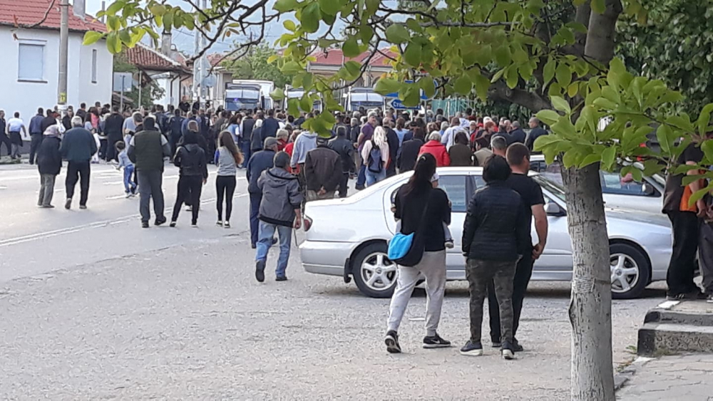 Напрежението в Кърнаре ескалира! Протестиращи тръгнаха към циганската махала (СНИМКИ)