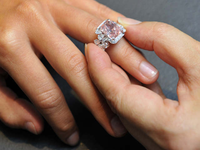 Влюбено момиче потресе мрежата с годежния си пръстен (СНИМКА)