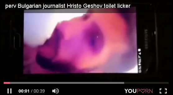 За нищо на света не отваряйте това видео! (+21) Отврат: Скандален клип показва как „разследващият журналист“ Христо Гешов ближе тоалетна чиния!
