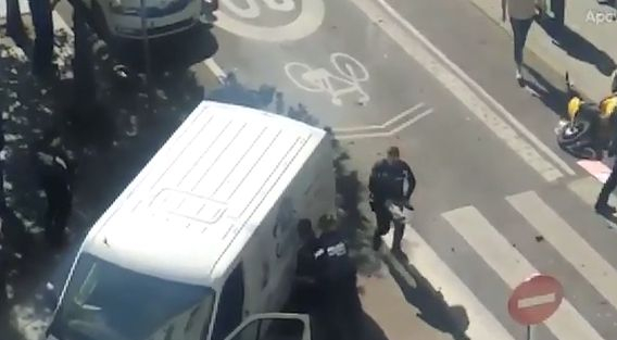 Извънредно! Шофьор на бял бус гази пешеходци в Мадрид (ВИДЕО)