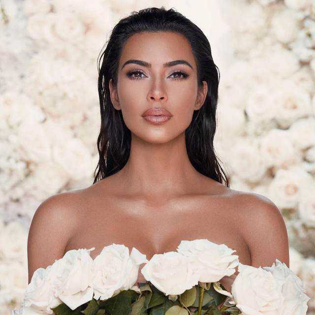Ким Кардашиян прикри пищния си бюст само с рози (СНИМКИ 18+)