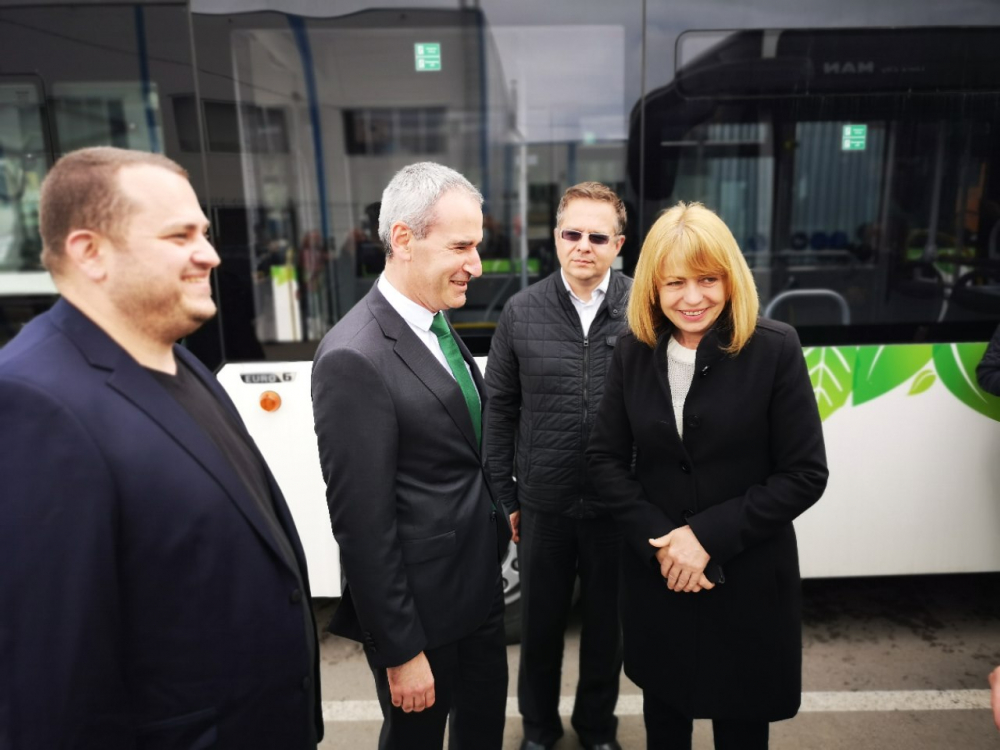 Фандъкова представи 20 нови автобуса за прочутата линия №11 (СНИМКИ)