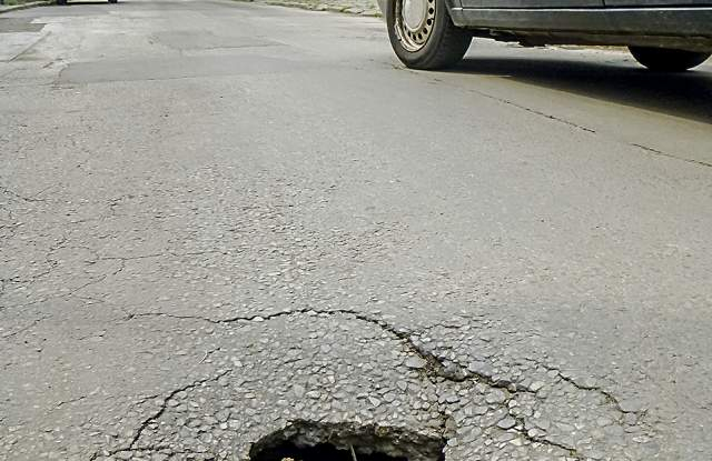 Дупка като кратер зейна на улица в Пловдив 