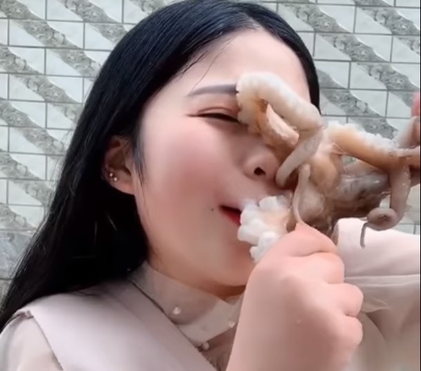 Китайка опита да изяде жив октопод пред камера (ВИДЕО)
