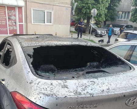 Взривиха три автомобила в центъра на Варна (СНИМКИ)