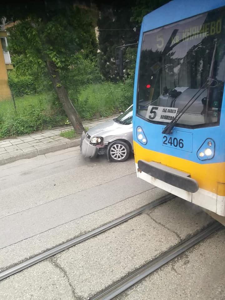 Сблъсък между кола и трамвай в София! Мрежата завря от възмущение (СНИМКИ)