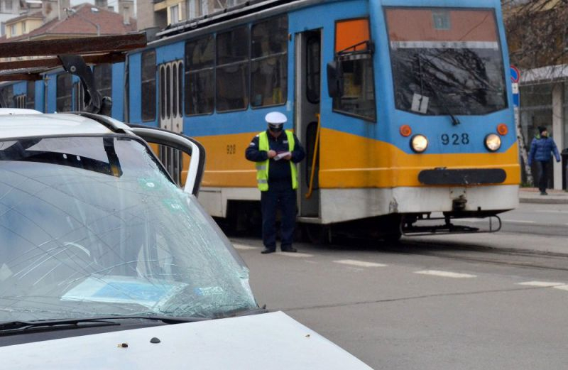 Само в БЛИЦ! Трамвай и такси се помляха в София