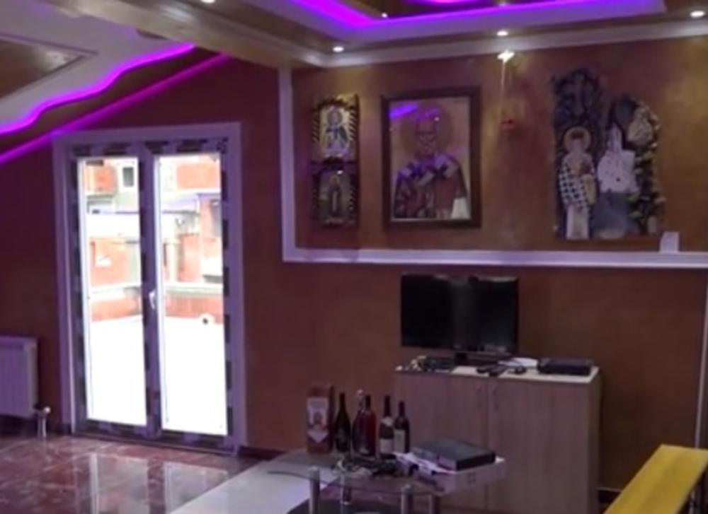 Мраморен под, икони по стените. В тази стая сръбско семейство принуждаваше тийнейджърка да проституира (СНИМКИ)