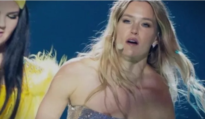 Водеща на Евровизия по невнимание си показа... (СНИМКИ/ВИДЕО 18+)