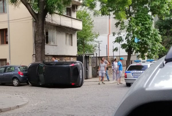 Пловдивски шофьор ококори всички с екстравагантно паркиране (СНИМКИ)