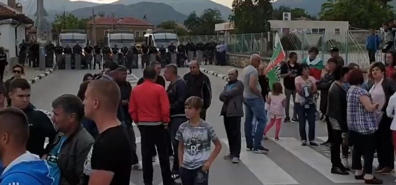 БЛИЦ TV: Вижте протеста на хората в Кърнаре срещу циганските безчинства 