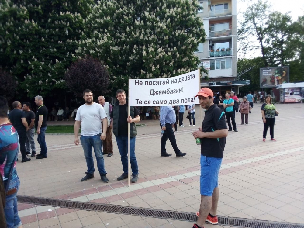 Срам! Полицията в Добрич вдигната да пази Джамбазки от хората (СНИМКИ/ВИДЕО)