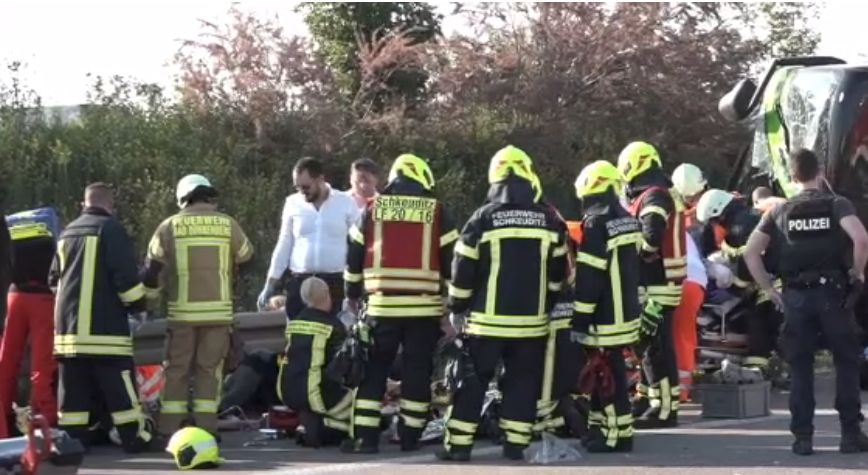 Страшен кошмар с пътнически автобус в Германия, спасители вадят тела (СНИМКИ)