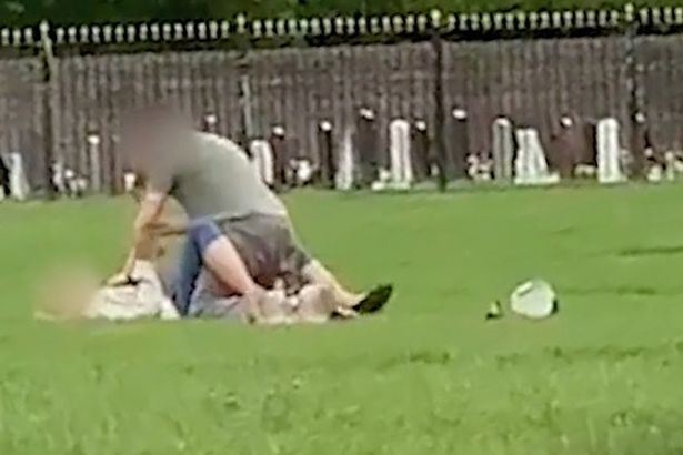 Разгонена двойка прави секс в парка пред шокираните очевидци (ВИДЕО 18+)