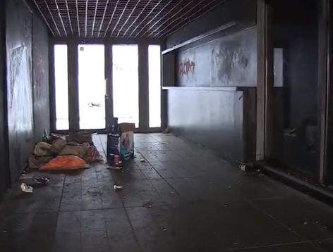 БЛИЦ TV: Клошари си направиха подземен дом в центъра на София