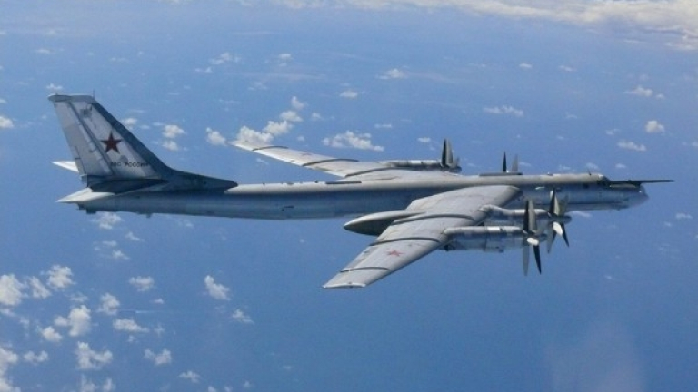 Напрежение: САЩ вдигнаха F-22 срещу руски ракетоносачи Ту-95МС в небето над Арктика