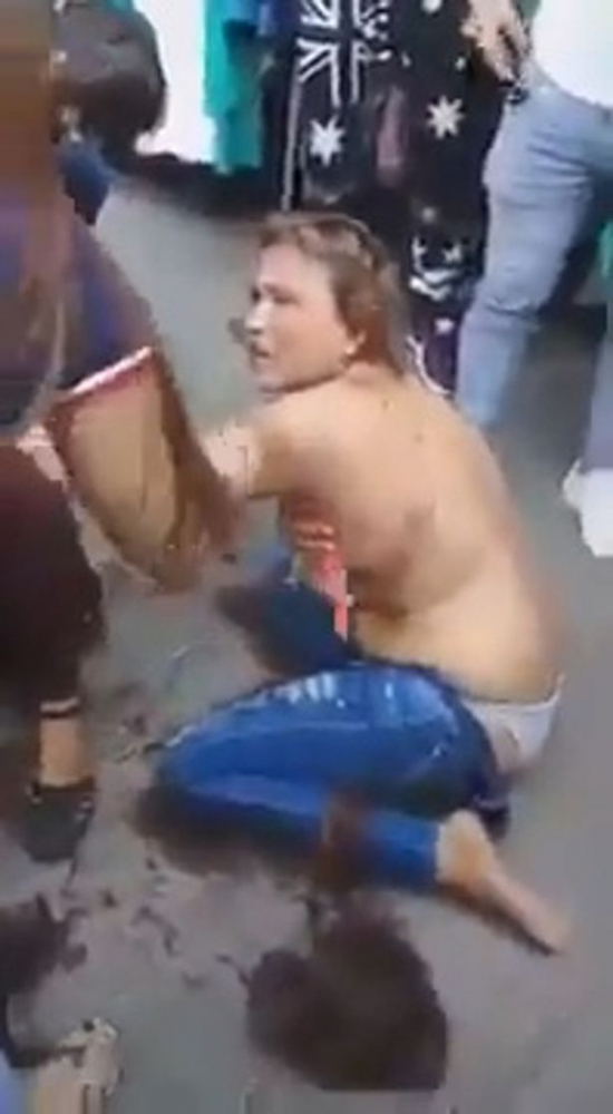 Разгневена тълпа разкъса дрехите на две крадли и отряза косите им (СНИМКИ/ВИДЕО 18+)