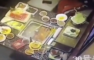 Шокиращо ВИДЕО! Запалка избухна в гореща храна в лицето на сервитьорка