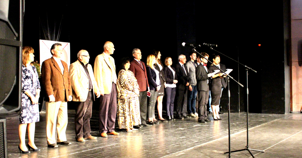 „Коалиция за България“ събра в драматичния театър в Перник стотици привърженици, за да отбележи финала на еврокампанията