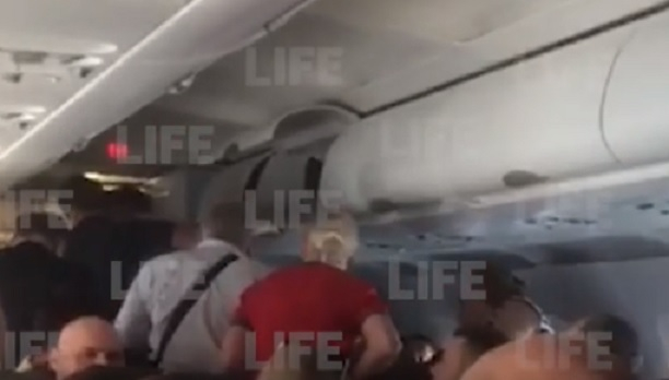 Кошмар във въздуха! Пътник умря след зверски бой на борда на самолет (ВИДЕО)