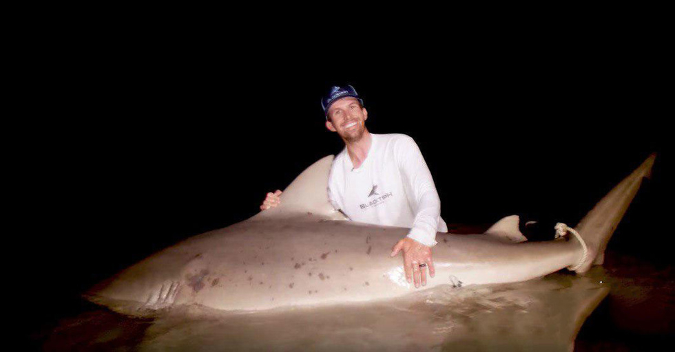 Зрелищно ВИДЕО: Рибари извадиха 181-килограмов звяр от река и онемяха! 