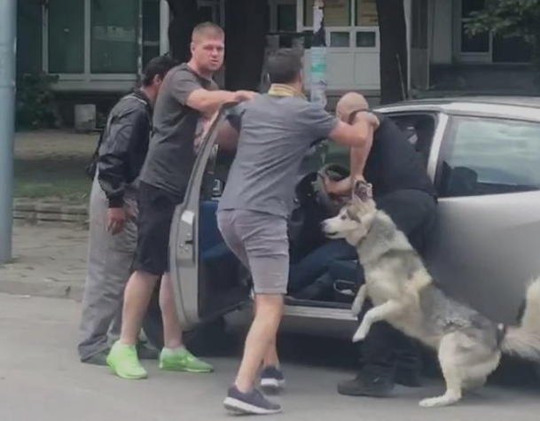 Зверски бой в Пловдив! Мъже нападнаха шофьор с ритници и... (ВИДЕО 18+)
