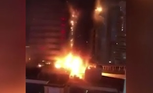 Огнен ад! 58-етажен небостъргач гори като факла (ВИДЕО)
