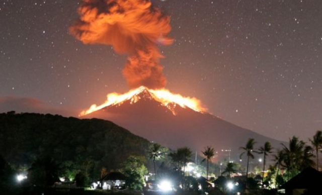 Зрелищно ВИДЕО запечата изригването на страшилището на Бали