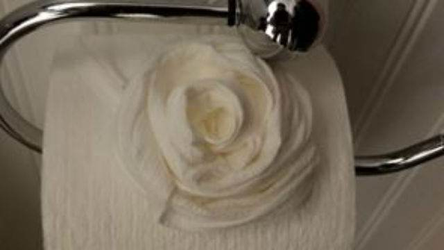 Неизвестен нахлу в къщата на мъж, изчисти и остави "тоалетната роза"