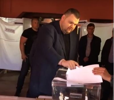 Делян Пеевски гласува пръв в село Света Петка (СНИМКА/ВИДЕО)