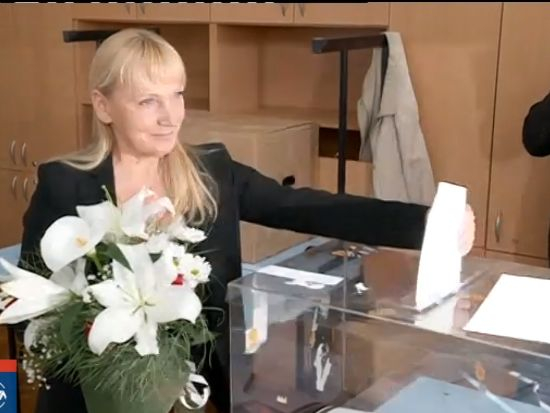 Елена Йончева гласува и се зарече: Ще успеем да извоюваме европейски доходи! (СНИМКИ)