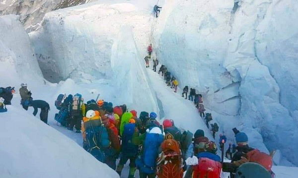 След фаталното задръстване на Еверест: Шерпите с шокиращи разкази за безумието на туристите