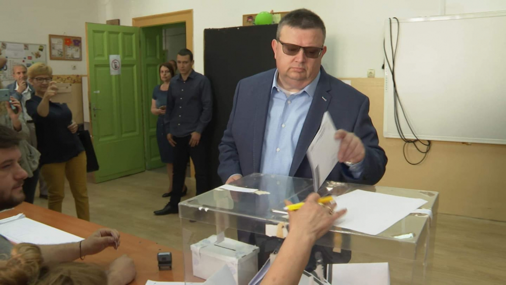 Цацаров гласува и обяви: Вече има 12 досъдебни производства за купуване на гласове