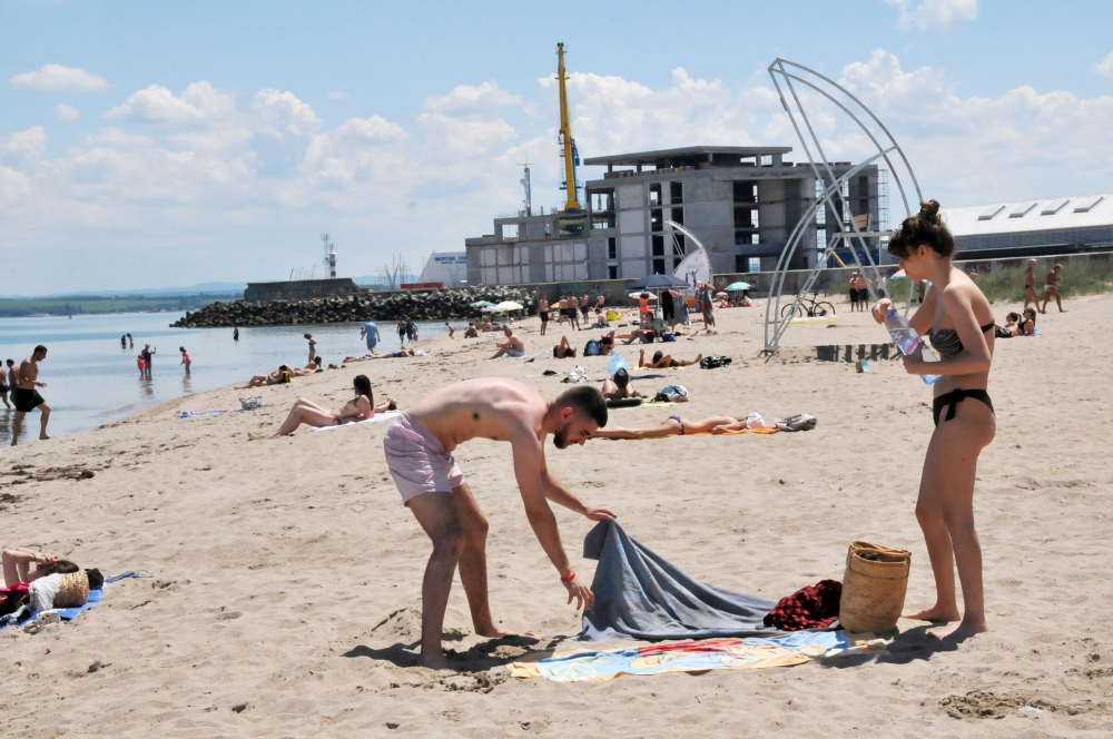 Две приятелки се опънаха на плажа в Бургас, но останаха шокирани, когато платиха... ВИДЕО