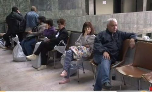 Членове на комисии вече вият от умора в Хасково: 80-годишни жени спят по стълбите