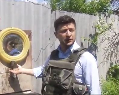 Президентът на Украйна изпробва издържливи ли са леглата на бойците в Донбас (ВИДЕО)