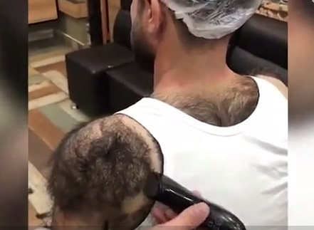 Потресаващо ВИДЕО: Фризьор бръсне гърба на адски космат клиент