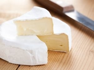 Фатален край: Двама души починаха след прием на сирене Бри 