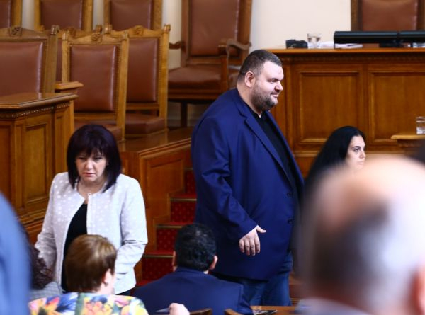 Делян Пеевски: Смятаме да внесем законопроекти за сваляне на ДДС на хляба и на лекарствата (СНИМКИ)