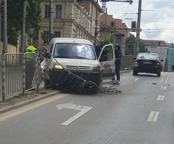 Първо в БЛИЦ: Изумителна катастрофа в центъра на София шашна полицията (СНИМКИ)