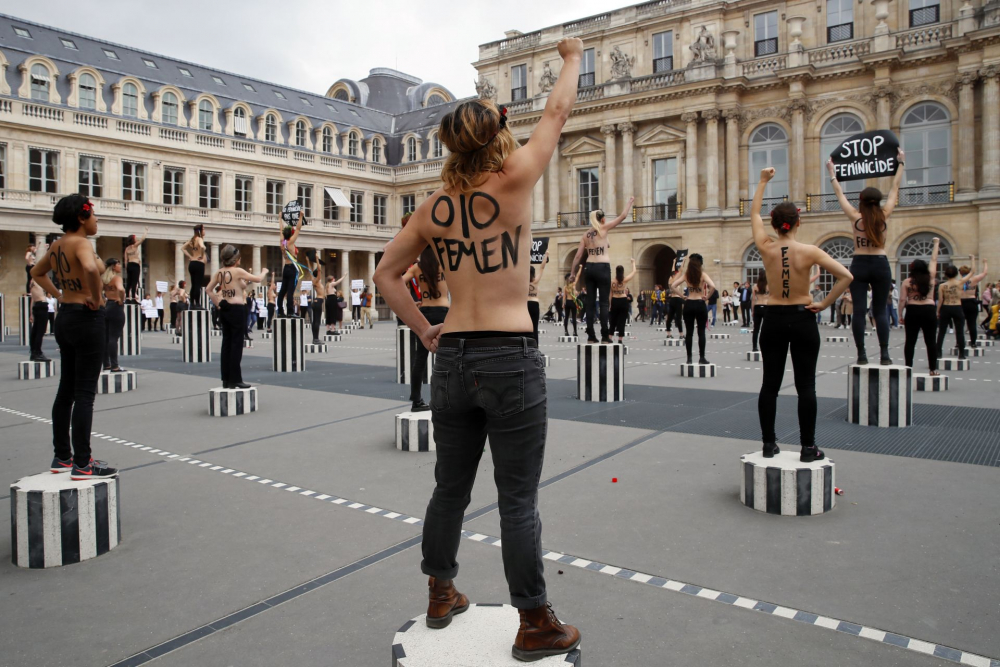 Мадами развяха голи цици в Париж заради брутални убийства! (СНИМКИ/ВИДЕО 18+)