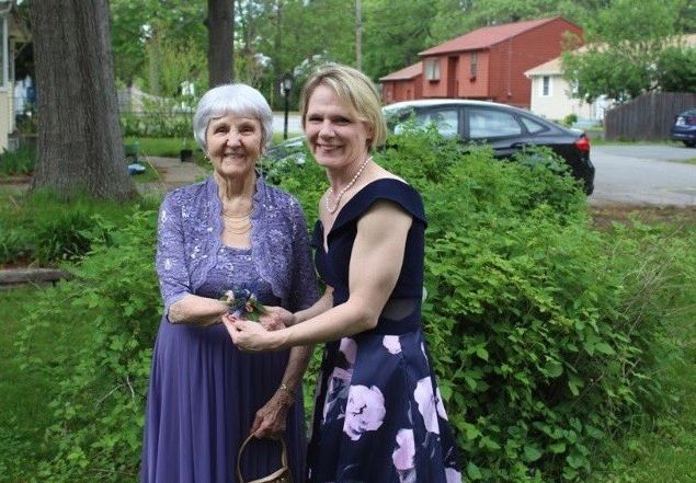 97-годишна баба стана кралица на абитуриентски бал (ВИДЕО)