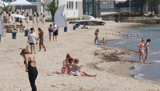 Красавици направиха "сефтето" на плажа във Варна (СНИМКИ)