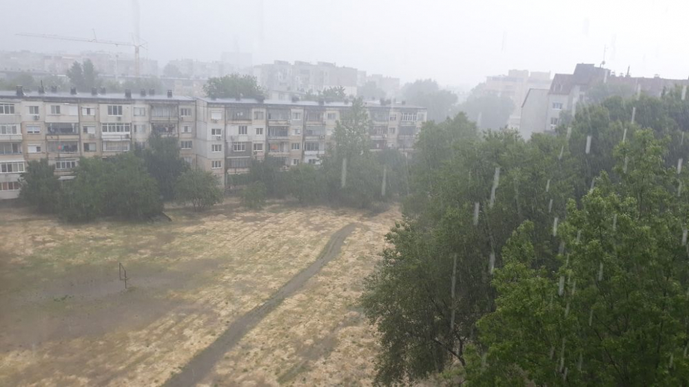 Небето над Пловдив се разцепи (ВИДЕО)