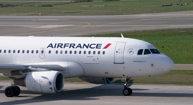 Ужас в самолетите на „Ер Франс“! Хиляди хора може да са заразени с опасна болест