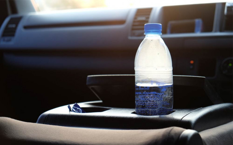 Никога не оставяйте бутилка с вода в колата през лятото