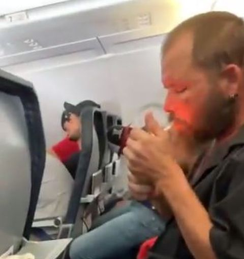 Идиот на борда! Пътник си пална цигара в самолет на хиляди метри във въздуха (ВИДЕО)