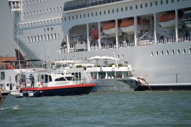 Ужас във Венеция: Гигантският круизен лайнер е помел кей и корабче (СНИМКИ/ВИДЕО)